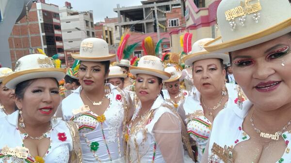 Comparsa de la Morenada Mejillones en pleno convite del Carnaval de Oruro